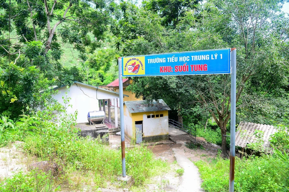 Trường học nứt tường sau động đất, gần 30 học sinh phải đi học xa 5km Trường học nứt tường sau động đất, gần 30 học sinh phải đi học xa 5km
