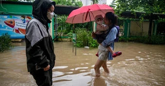 Trường học ở Hà Nội thông báo phụ huynh đón con sớm vì mưa lớn, ngập đường