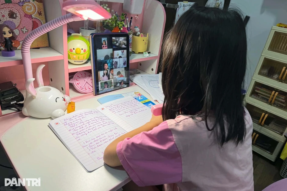 Trường học ở Hà Nội thông báo phụ huynh đón con sớm vì mưa lớn, ngập đường