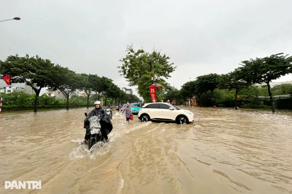 Trường học ở Hà Nội thông báo phụ huynh đón con sớm vì mưa lớn, ngập đường