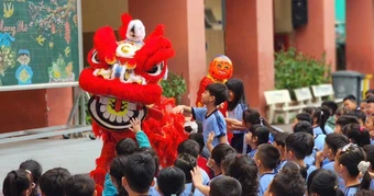 Trường học ở TPHCM lì xì học trò, phụ huynh ngày đầu năm