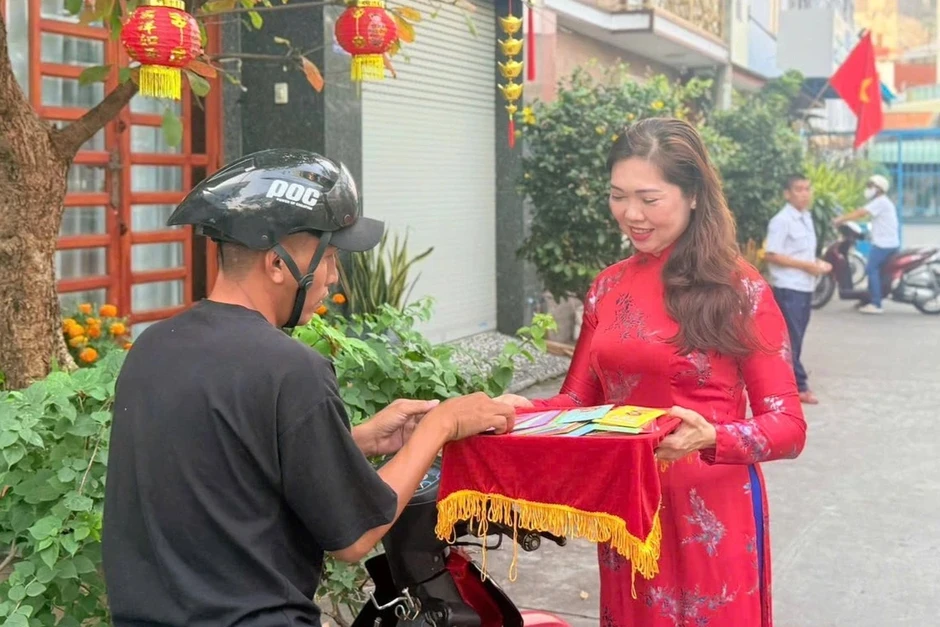 Trường học ở TPHCM lì xì học trò, phụ huynh ngày đầu năm Trường học ở TPHCM lì xì học trò, phụ huynh ngày đầu năm