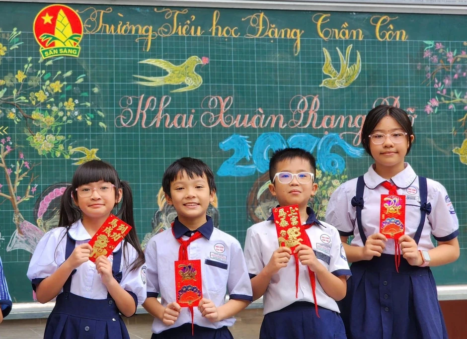 Trường học ở TPHCM lì xì học trò, phụ huynh ngày đầu năm Trường học ở TPHCM lì xì học trò, phụ huynh ngày đầu năm