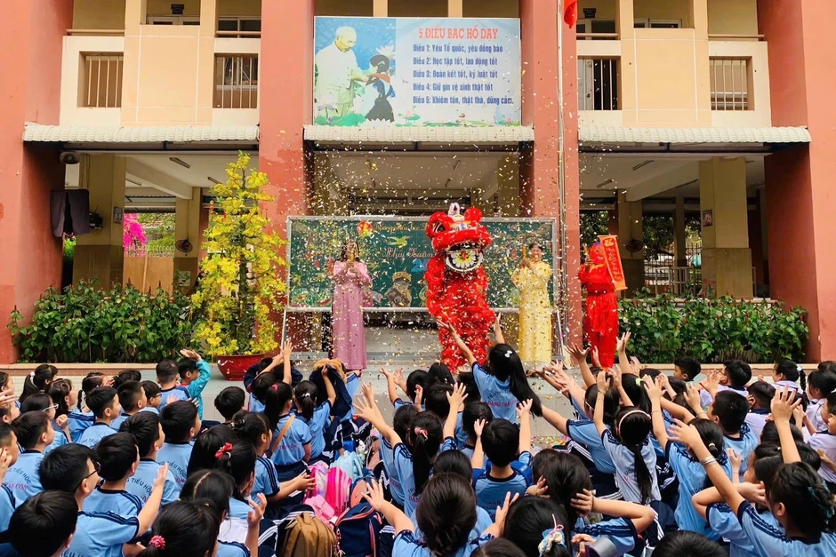 Trường học ở TPHCM lì xì học trò, phụ huynh ngày đầu năm Trường học ở TPHCM lì xì học trò, phụ huynh ngày đầu năm