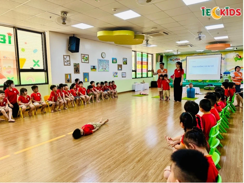 Trường mầm non Bé Yêu IEC tại Thanh Trì - Hà Nội dạy trẻ kỹ năng cứu hộ, sơ cứu từ sớm Trường mầm non Bé Yêu IEC tại Thanh Trì - Hà Nội dạy trẻ kỹ năng cứu hộ, sơ cứu từ sớm