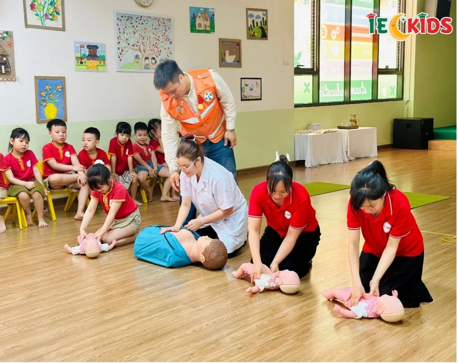 Trường mầm non Bé Yêu IEC tại Thanh Trì - Hà Nội dạy trẻ kỹ năng cứu hộ, sơ cứu từ sớm Trường mầm non Bé Yêu IEC tại Thanh Trì - Hà Nội dạy trẻ kỹ năng cứu hộ, sơ cứu từ sớm