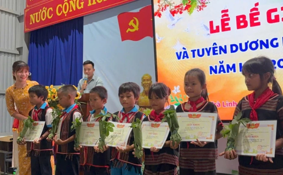 Trường miền núi thưởng học sinh giỏi 5 cây sâm Ngọc Linh