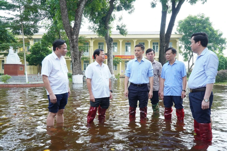 Trường ngập nước, gần 2.000 học sinh ở Thanh Hóa vẫn chưa thể đến lớp