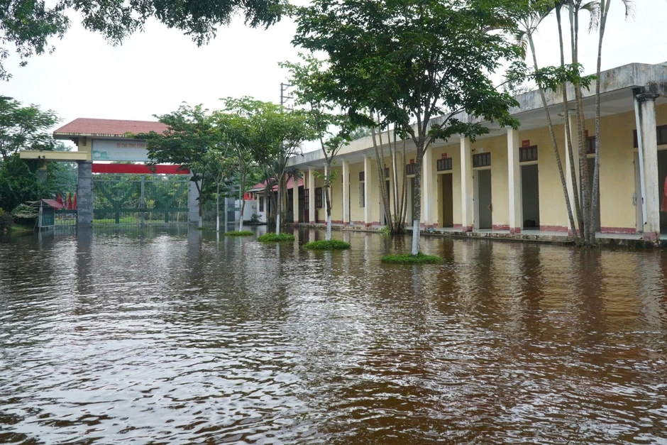 Trường ngập nước, gần 2.000 học sinh ở Thanh Hóa vẫn chưa thể đến lớp