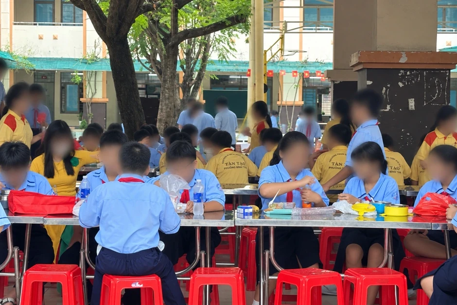 Trường ngừng ăn bán trú, phụ huynh tất tả giữa trưa nắng mang cơm cho con