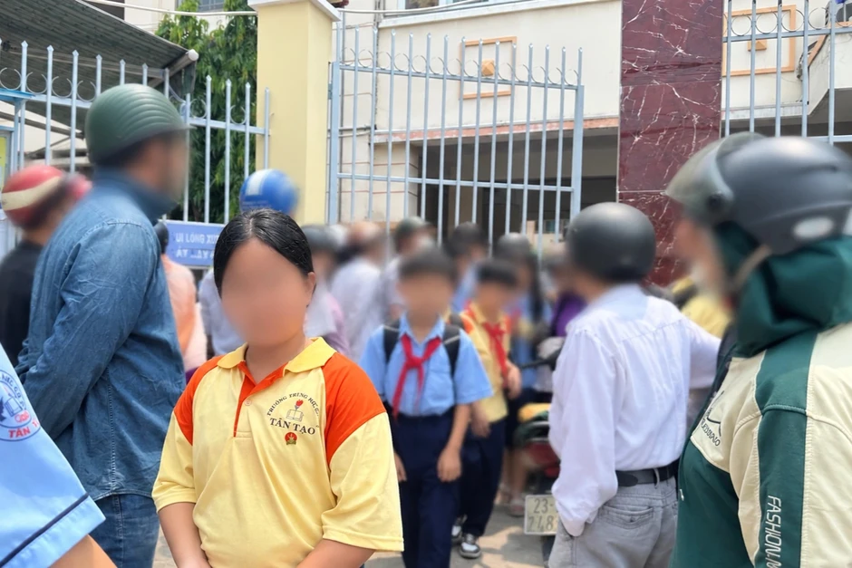 Trường ngừng ăn bán trú, phụ huynh tất tả giữa trưa nắng mang cơm cho con