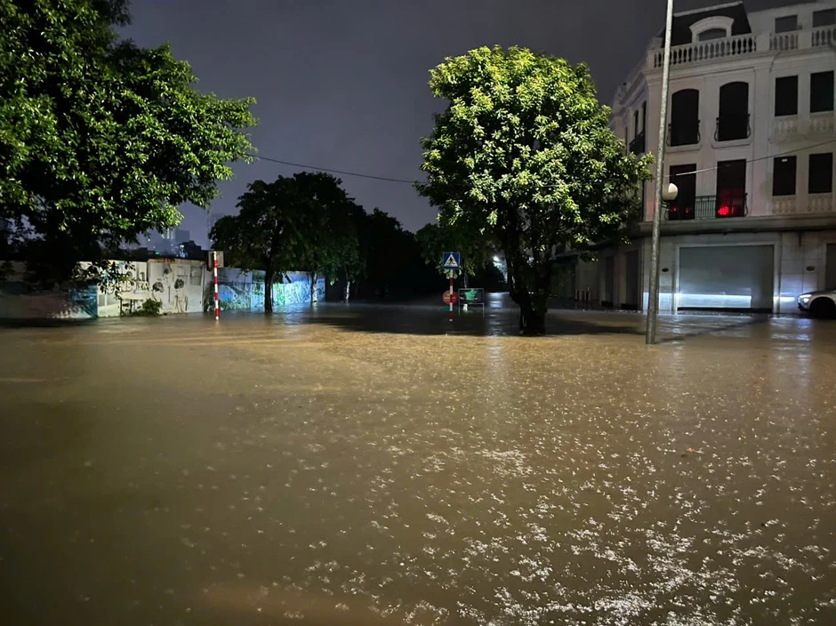 Trường ở Hà Nội cho học sinh nghỉ học vì đường đến trường ngập sâu Trường ở Hà Nội cho học sinh nghỉ học vì đường đến trường ngập sâu