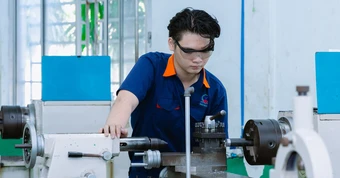 Trường phối hợp doanh nghiệp hỗ trợ 100% học phí học nghề