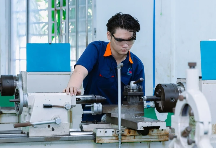 Trường phối hợp doanh nghiệp hỗ trợ 100% học phí học nghề Trường phối hợp doanh nghiệp hỗ trợ 100% học phí học nghề