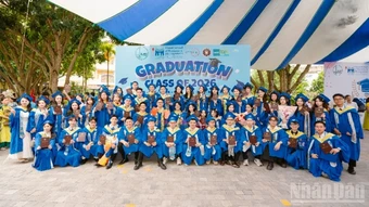 Trường Quản trị và Kinh doanh trao bằng tốt nghiệp cho hơn 300 tân cử nhân, thạc sĩ và tiến sĩ