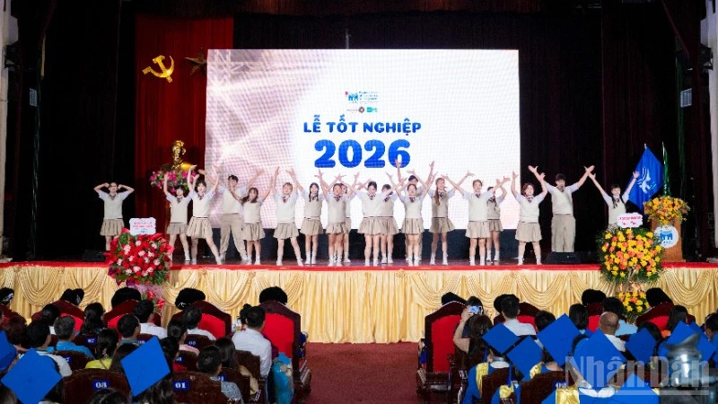 Trường Quản trị và Kinh doanh trao bằng tốt nghiệp cho hơn 300 tân cử nhân, thạc sĩ và tiến sĩ Trường Quản trị và Kinh doanh trao bằng tốt nghiệp cho hơn 300 tân cử nhân, thạc sĩ và tiến sĩ