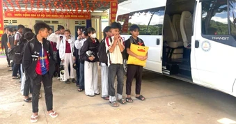 Trường thuê xe, cử giáo viên đưa 24 học sinh đi thi vào lớp 10