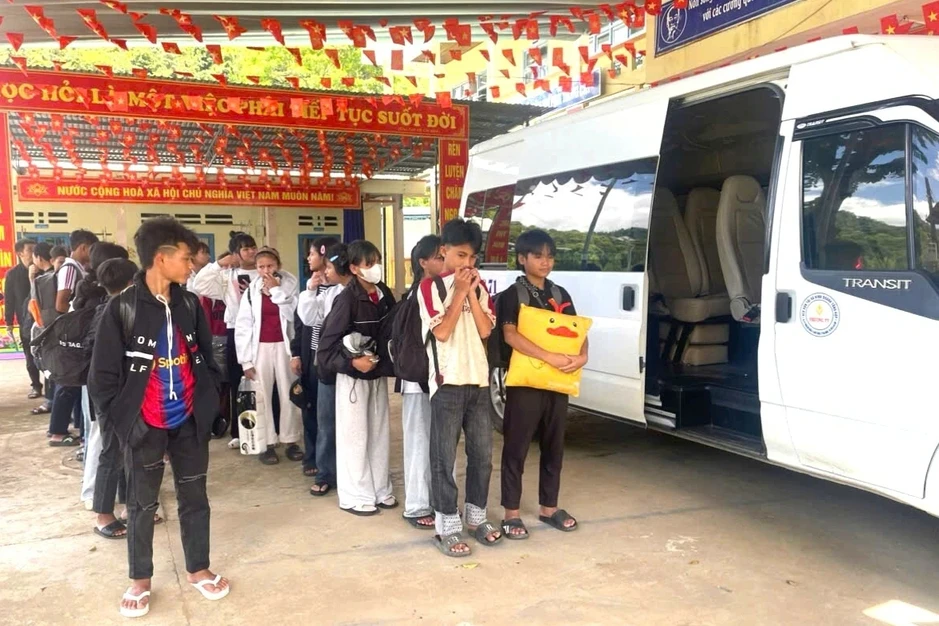 Trường thuê xe, cử giáo viên đưa 24 học sinh đi thi vào lớp 10 Trường thuê xe, cử giáo viên đưa 24 học sinh đi thi vào lớp 10