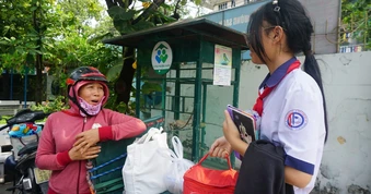 Trường tổ chức lại bữa ăn bán trú: Phụ huynh vẫn đón con về vì không yên tâm