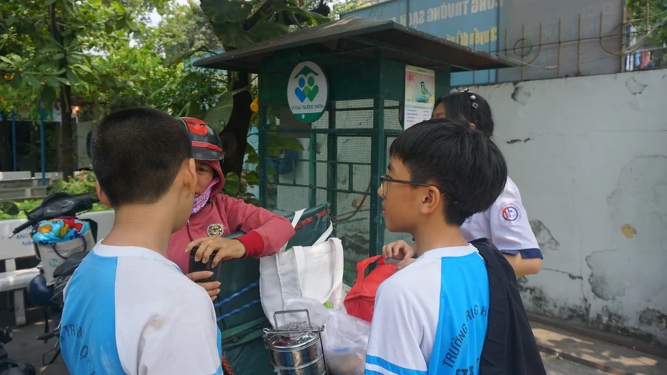 Trường tổ chức lại bữa ăn bán trú: Phụ huynh vẫn đón con về vì không yên tâm