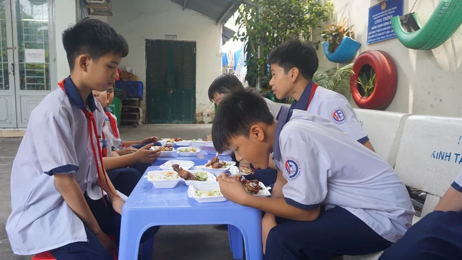Trường tổ chức lại bữa ăn bán trú: Phụ huynh vẫn đón con về vì không yên tâm