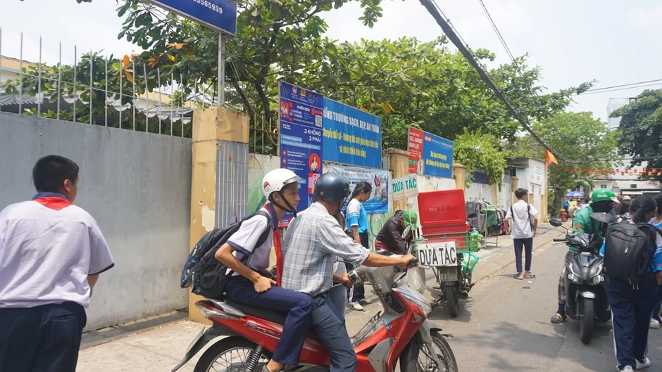Trường tổ chức lại bữa ăn bán trú: Phụ huynh vẫn đón con về vì không yên tâm