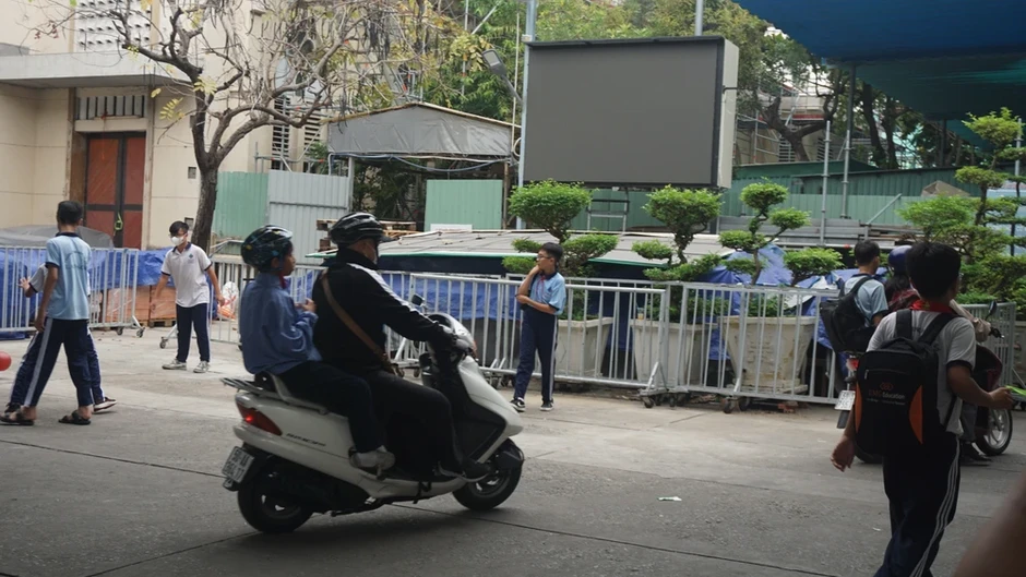Trường tổ chức lại bữa ăn bán trú: Phụ huynh vẫn đón con về vì không yên tâm