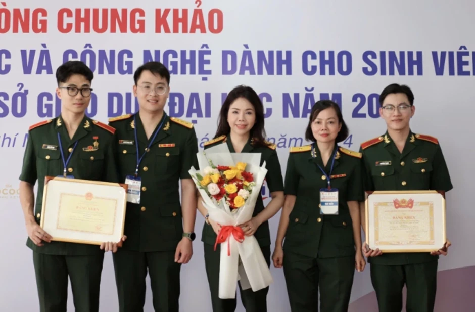 Từ cậu học trò 'ham vui' đến học viên Quân y được Bộ Quốc phòng vinh danh Từ cậu học trò 'ham vui' đến học viên Quân y được Bộ Quốc phòng vinh danh