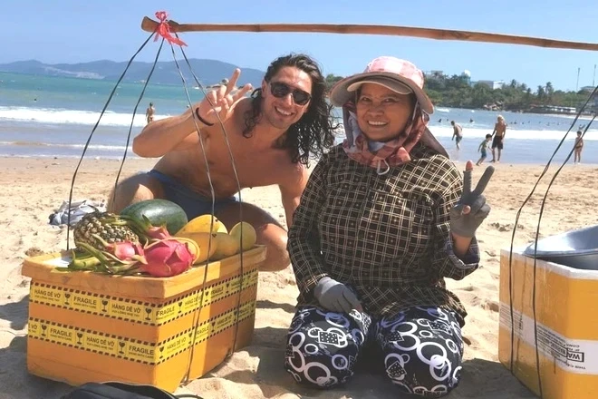Từ cô bán hoa quả ở Nha Trang: Bài học tiếng Anh bằng “trái tim” Từ cô bán hoa quả ở Nha Trang: Bài học tiếng Anh bằng “trái tim”