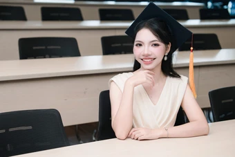 Từ cô bé mê đọc sách đến nữ thủ khoa ngành GPA 4.0 tại Đại học Kinh tế Quốc dân