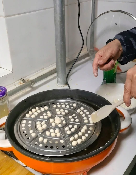 Tự làm bánh bao cho con, người cha bị chê "nghèo còn thích thể hiện": Khi sự tử tế cũng bị đem ra chế giễu Tự làm bánh bao cho con, người cha bị chê "nghèo còn thích thể hiện": Khi sự tử tế cũng bị đem ra chế giễu