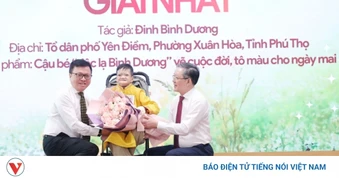 Từ nỗi đau rỉ máu đến những bức tranh toả sáng của cậu bé "độc lạ Bình Dương"