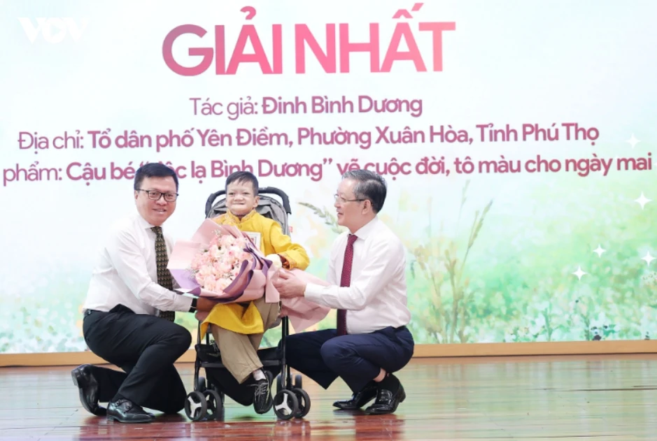Từ nỗi đau rỉ máu đến những bức tranh toả sáng của cậu bé "độc lạ Bình Dương" Từ nỗi đau rỉ máu đến những bức tranh toả sáng của cậu bé "độc lạ Bình Dương"