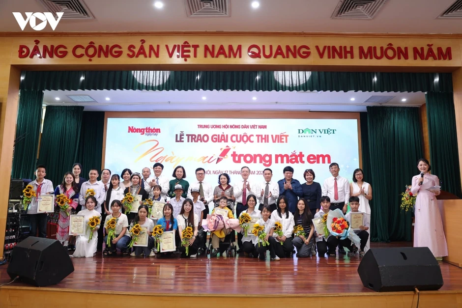 Từ nỗi đau rỉ máu đến những bức tranh toả sáng của cậu bé "độc lạ Bình Dương" Từ nỗi đau rỉ máu đến những bức tranh toả sáng của cậu bé "độc lạ Bình Dương"