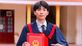 Từ trẻ mồ côi, lang thang thành thủ khoa lớp 10 chuyên