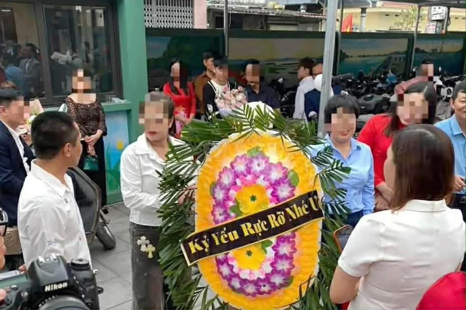 Từ vòng hoa đến trang phục phản cảm: Chấn chỉnh liên hoan, kỷ yếu cuối cấp Từ vòng hoa đến trang phục phản cảm: Chấn chỉnh liên hoan, kỷ yếu cuối cấp