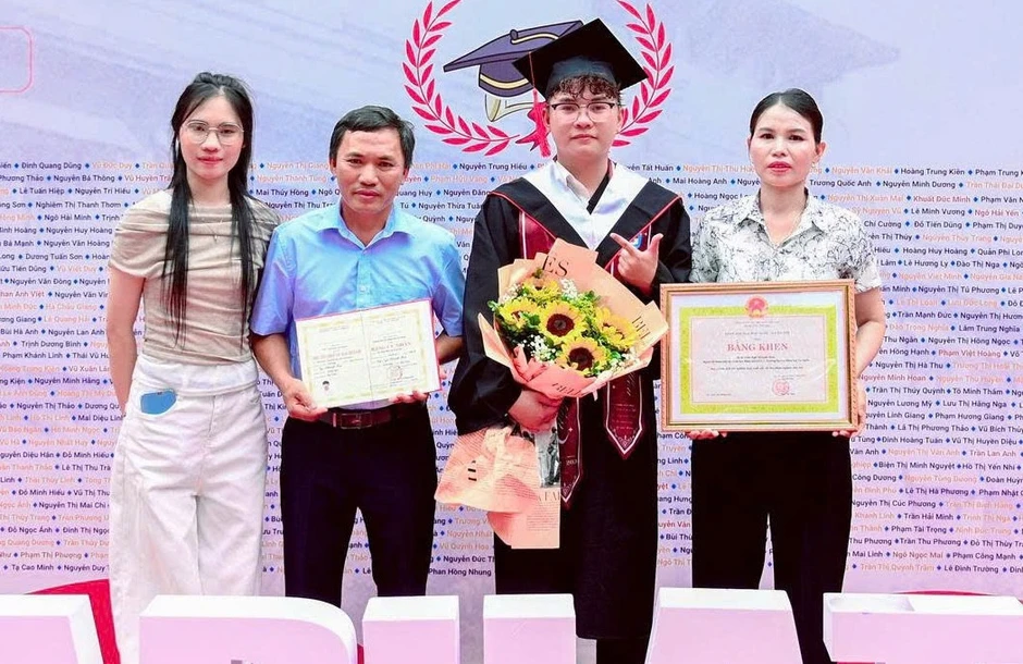 Từng ‘lạc lối’, thi lại đại học, nam sinh ngược dòng thành thủ khoa kép Từng ‘lạc lối’, thi lại đại học, nam sinh ngược dòng thành thủ khoa kép