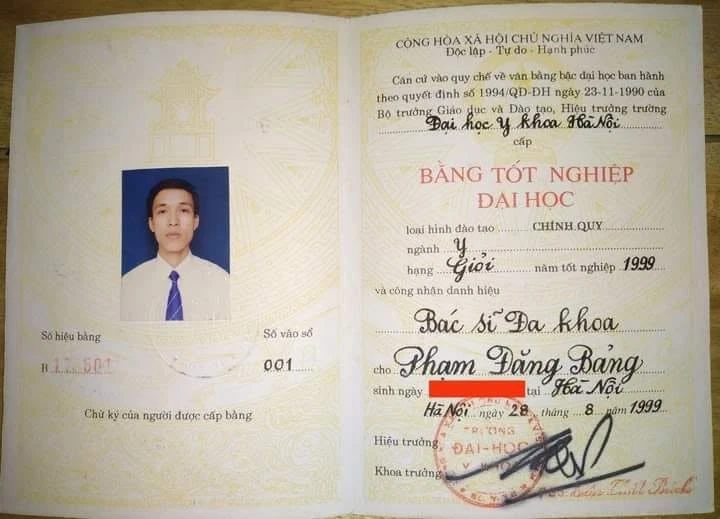 Từng trượt đại học, thi Sinh 5,5 điểm đến hai lần thủ khoa trường Y