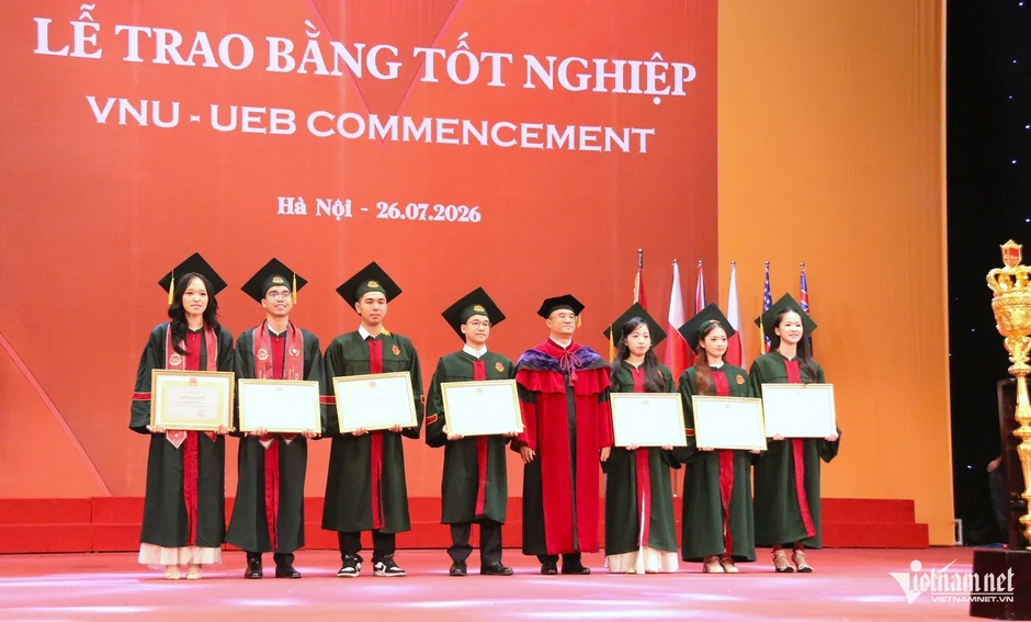 Từng trượt nguyện vọng 1 đại học, nữ sinh trở thành thủ khoa, trúng tuyển Big 4