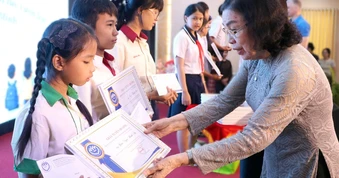 Tuyên dương 149 học sinh nghị lực, vượt khó học giỏi