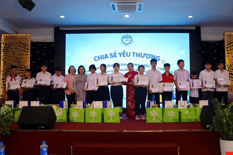 Tuyên dương 149 học sinh nghị lực, vượt khó học giỏi