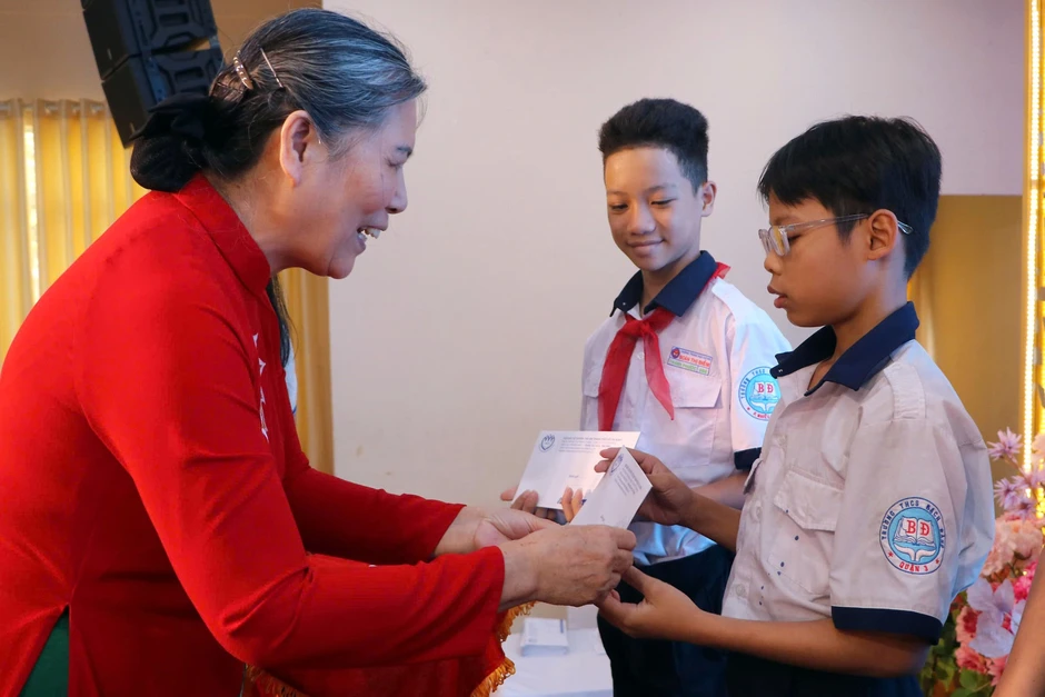 Tuyên dương 149 học sinh nghị lực, vượt khó học giỏi