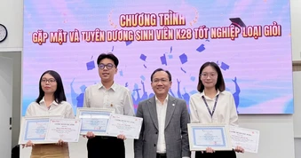 Tuyên dương tân cử nhân tốt nghiệp loại giỏi