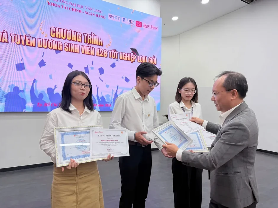 Tuyên dương tân cử nhân tốt nghiệp loại giỏi Tuyên dương tân cử nhân tốt nghiệp loại giỏi