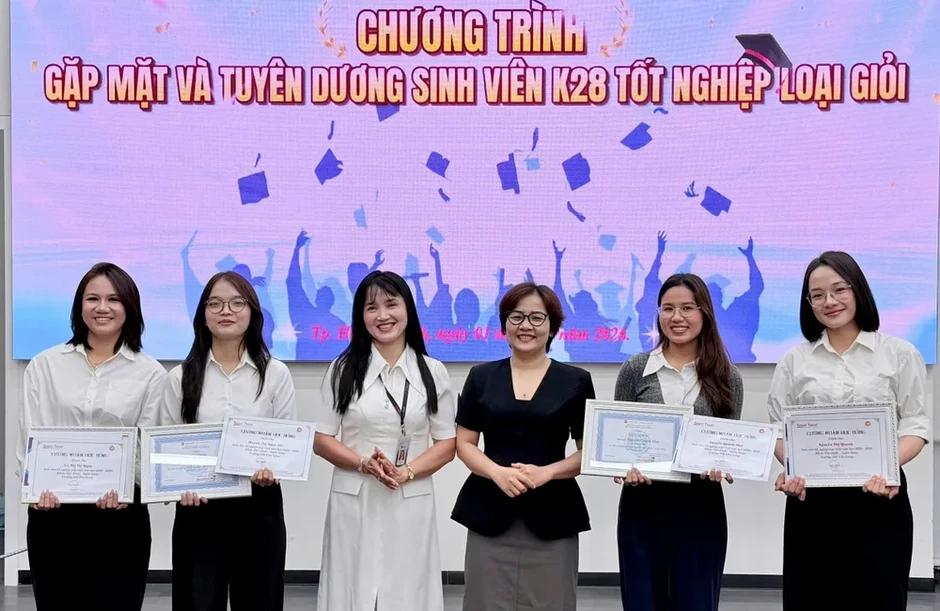 Tuyên dương tân cử nhân tốt nghiệp loại giỏi Tuyên dương tân cử nhân tốt nghiệp loại giỏi
