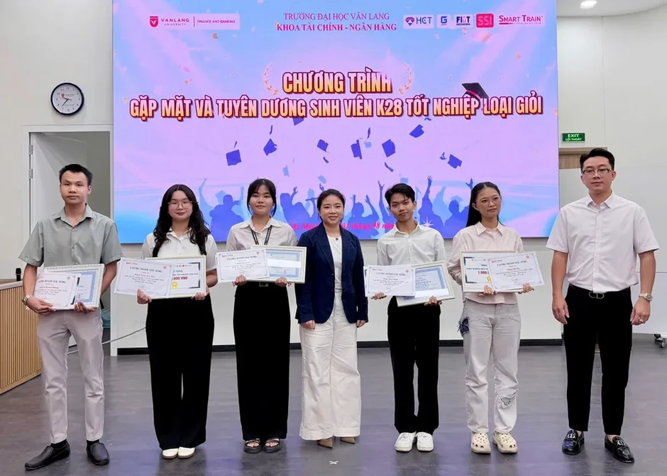 Tuyên dương tân cử nhân tốt nghiệp loại giỏi Tuyên dương tân cử nhân tốt nghiệp loại giỏi