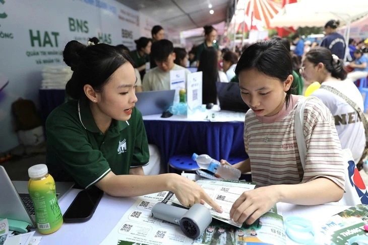 Tuyển sinh 2026 nhiều đổi mới, 600 gian tư vấn giải đáp 'nóng' ngày 8-3 Tuyển sinh 2026 nhiều đổi mới, 600 gian tư vấn giải đáp 'nóng' ngày 8-3