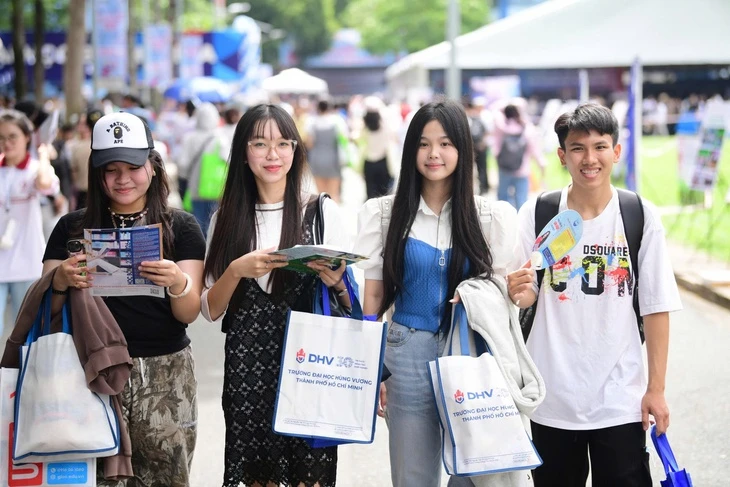 Tuyển sinh 2026 nhiều đổi mới, 600 gian tư vấn giải đáp 'nóng' ngày 8-3 Tuyển sinh 2026 nhiều đổi mới, 600 gian tư vấn giải đáp 'nóng' ngày 8-3