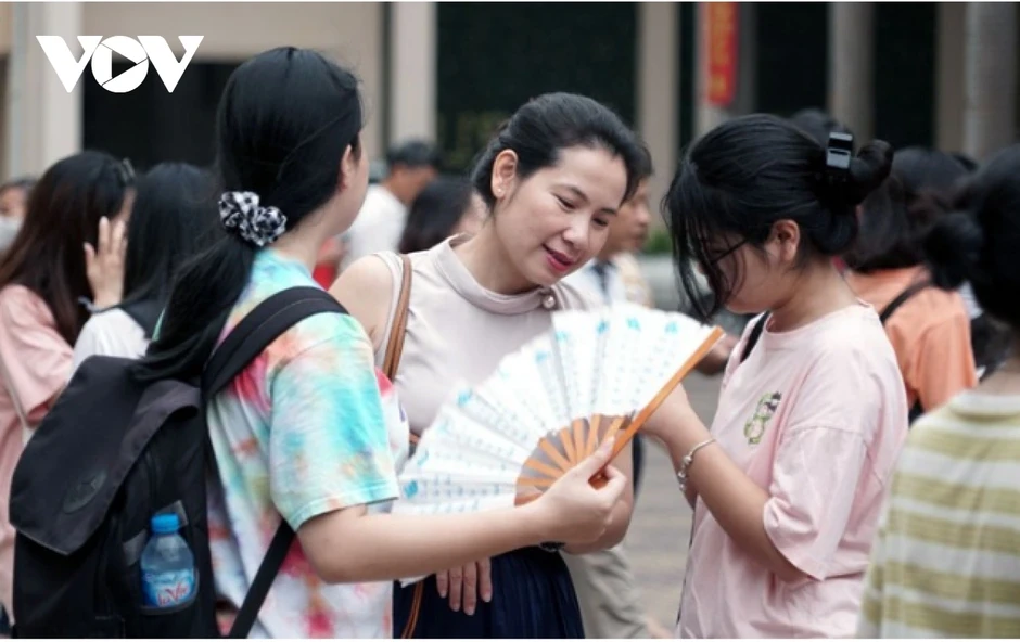 Tỷ lệ chọi "khủng" vào lớp 10: Hà Nội bao giờ hết căng thẳng? Tỷ lệ chọi "khủng" vào lớp 10: Hà Nội bao giờ hết căng thẳng?