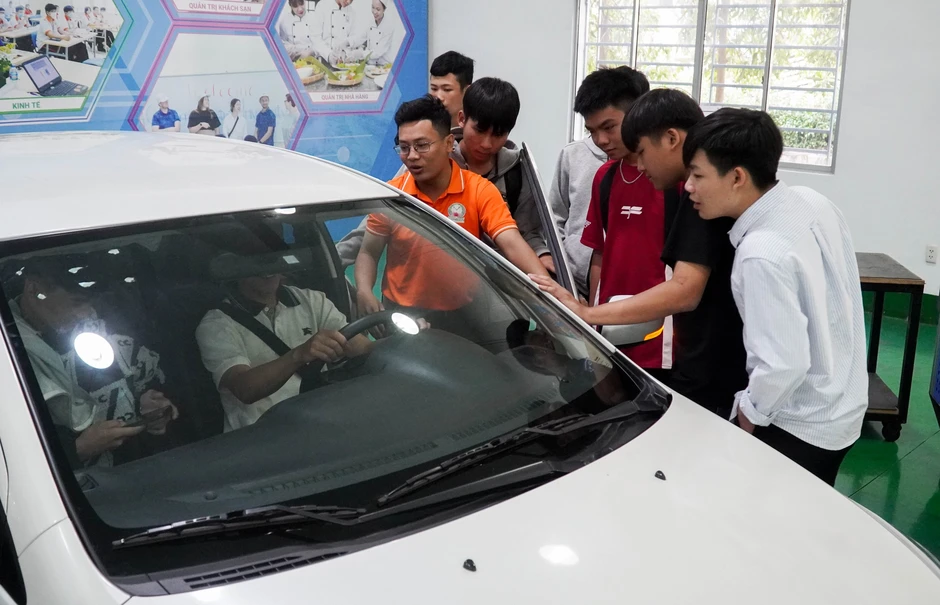 Vào xưởng thực hành trải nghiệm, học sinh tự tin "chốt" luôn nguyện vọng Vào xưởng thực hành trải nghiệm, học sinh tự tin "chốt" luôn nguyện vọng